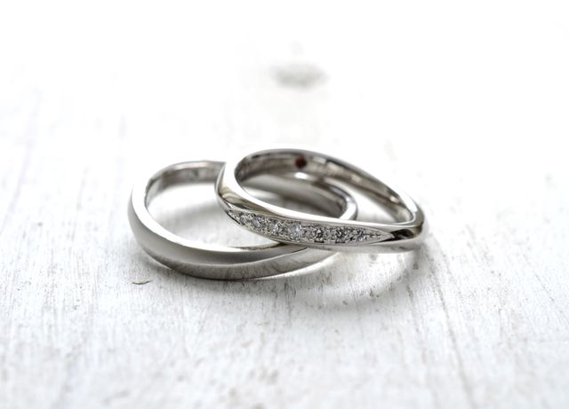 ウェーブデザインで、片方にはダイヤが7つ入ってます。