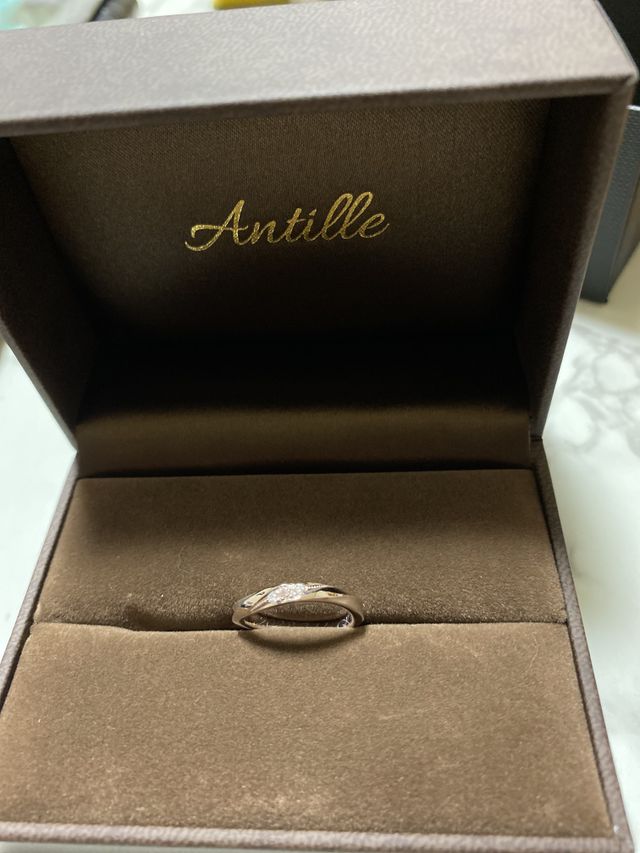 もう片面はダイヤを並べひねりの間を艶消し加工しより立体的に