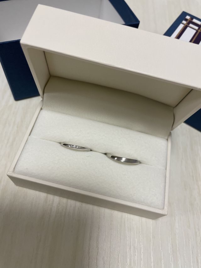 女性用はメレダイヤが綺麗で男性用は中央にマット加工をしてます