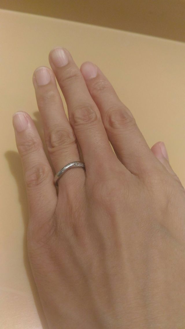 ダイヤがついていますが悪目立ちせず大人っぽい仕上がりです。