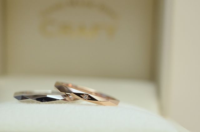 多面体というデザイン。
プラチナと、ピンクゴールド。