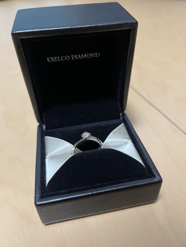 シンプルだけどダイヤがすごく輝いていてかわいいです