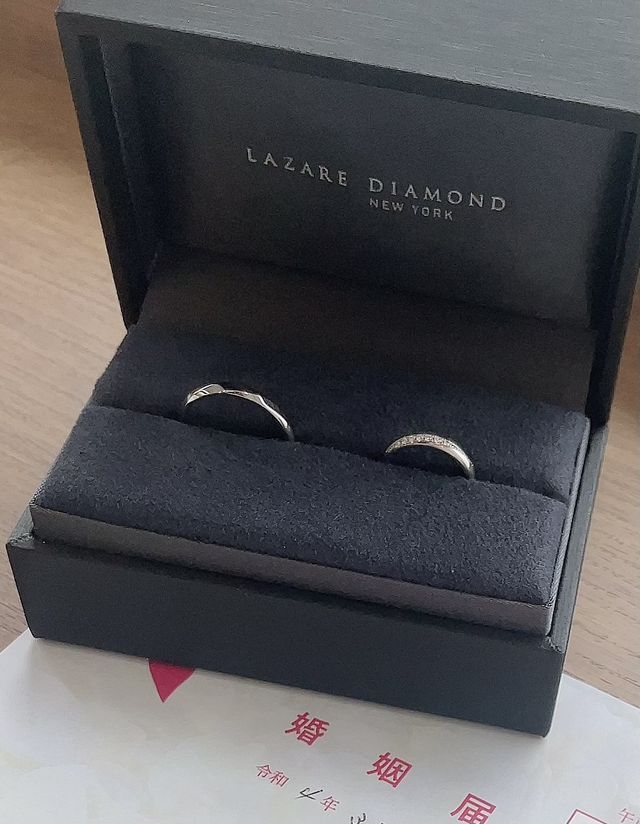 シックなブラックのボックスに入っていると輝きが引き立ちます