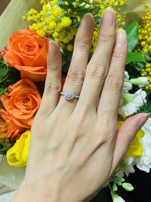 中央のダイヤは0.45ctです。