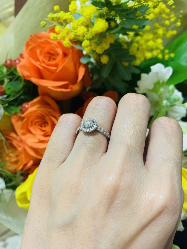 結婚指輪との組合せも考えて当たらないように作ってくれました