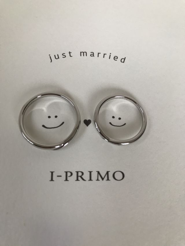 Ｖラインで女性の指輪には石がついているタイプです