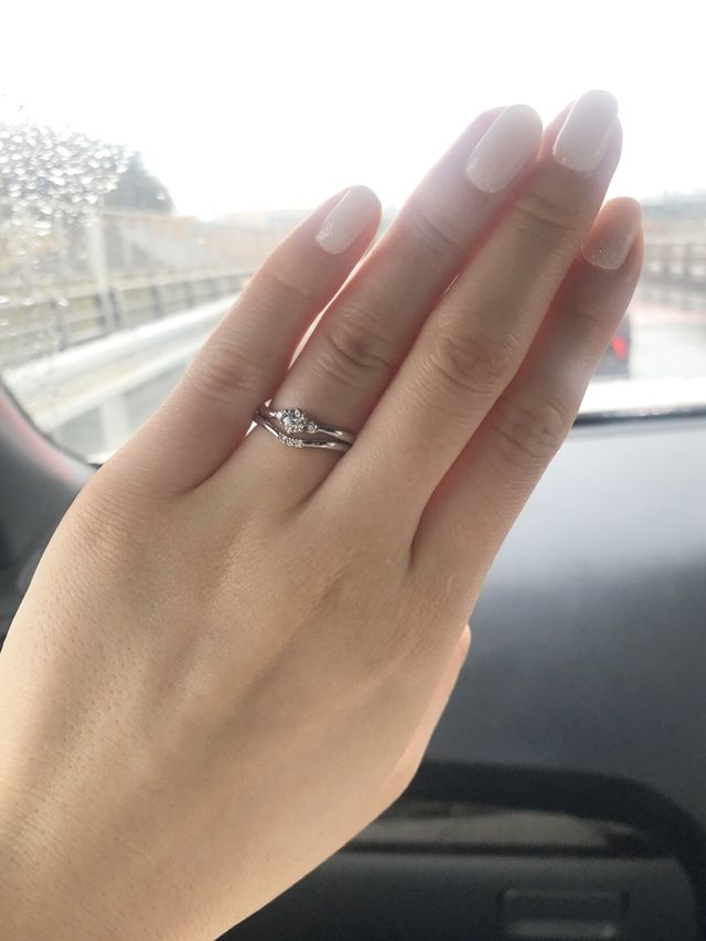 重ねづけしても、単体でも綺麗な指輪で大満足しています。