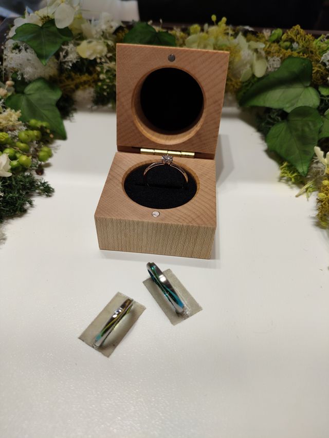 婚約指輪は奥のケース。手前は結婚指輪