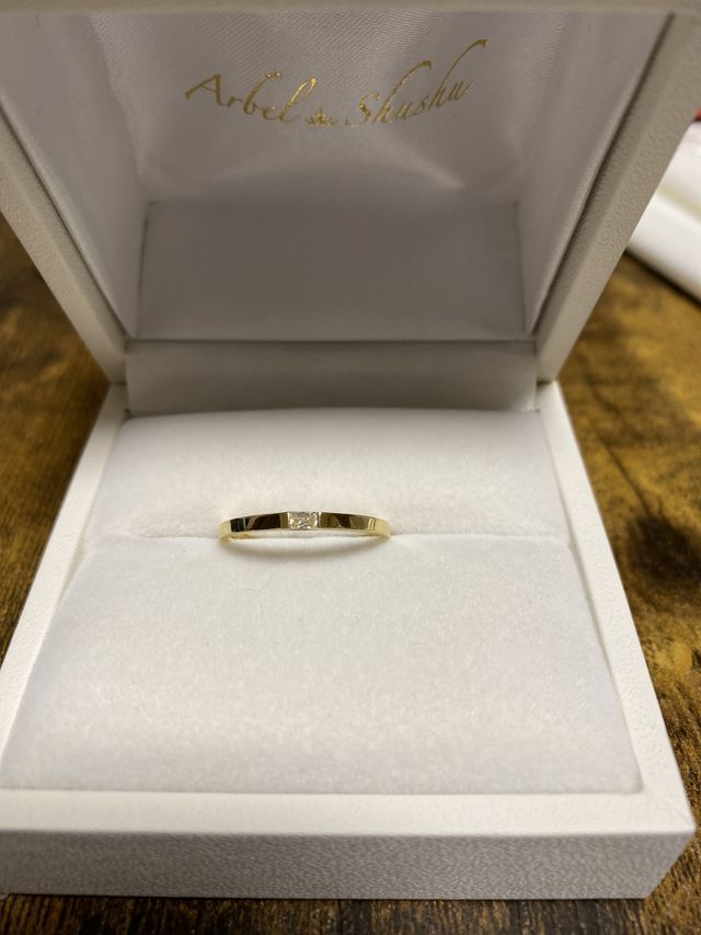 イエローゴールドのダイアモンドがスクエア型です