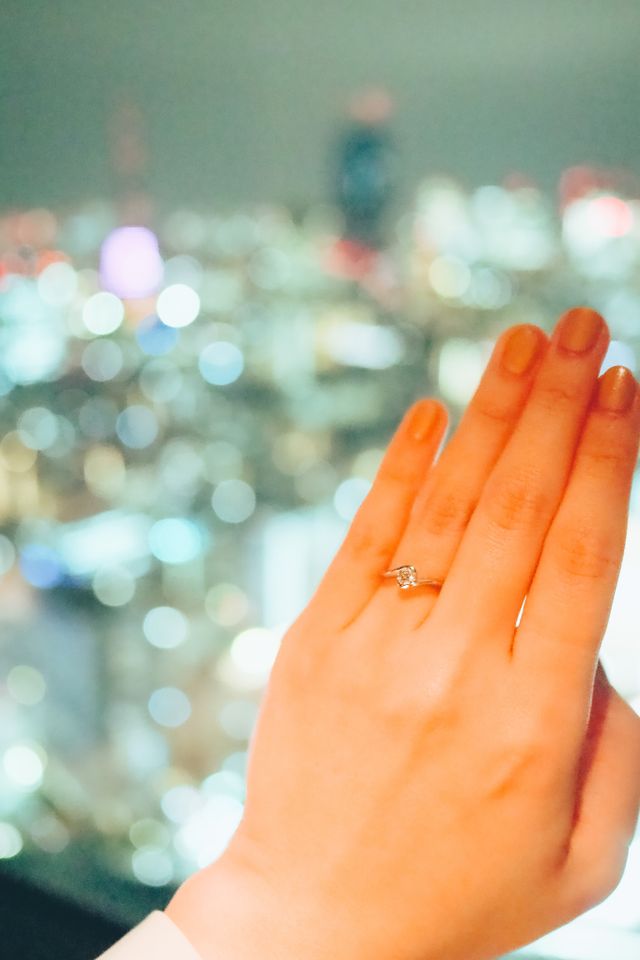 プロポーズしてくれたレストランで、夜景を背景に。