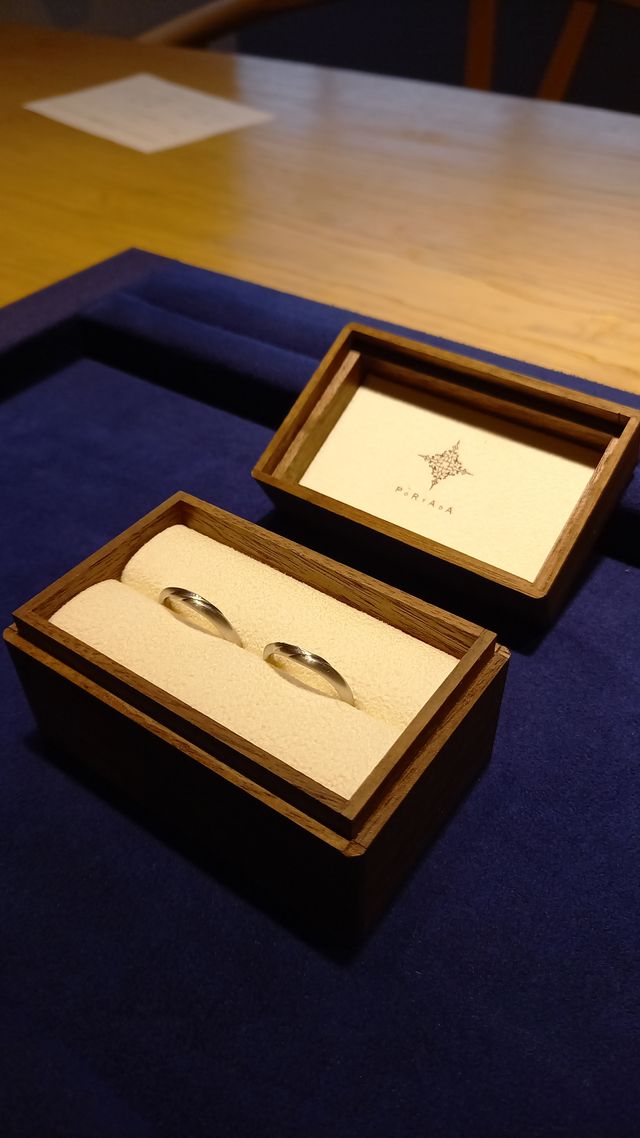 店頭で出来上がったリングを渡していただいた時の写真です。