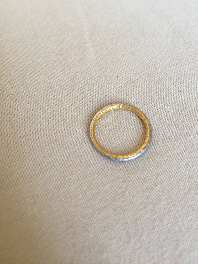 外側はプラチナ、内側はゴールドのバイカラーデザイン