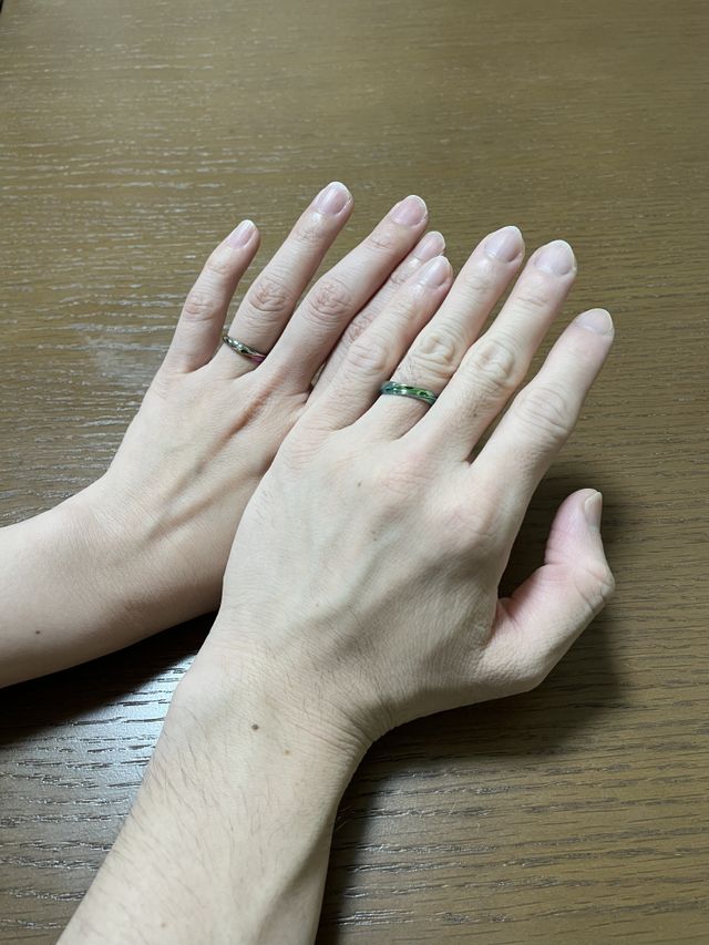 夫婦で購入した指輪を付けて記念に写真を撮りました。