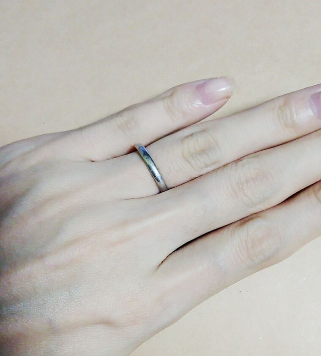 飾りのない、シンプルなリングです。
