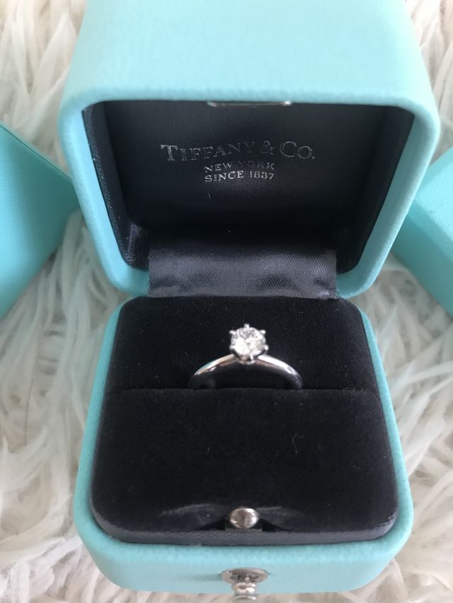 6本の爪によるセッティングはすごい綺麗な一粒ダイヤ