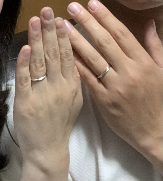 購入日に2人で撮影した指輪の写真