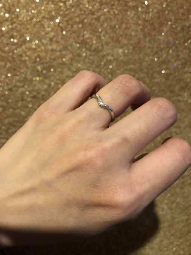 形が華奢でキレイなので、指もキレイに見えます。