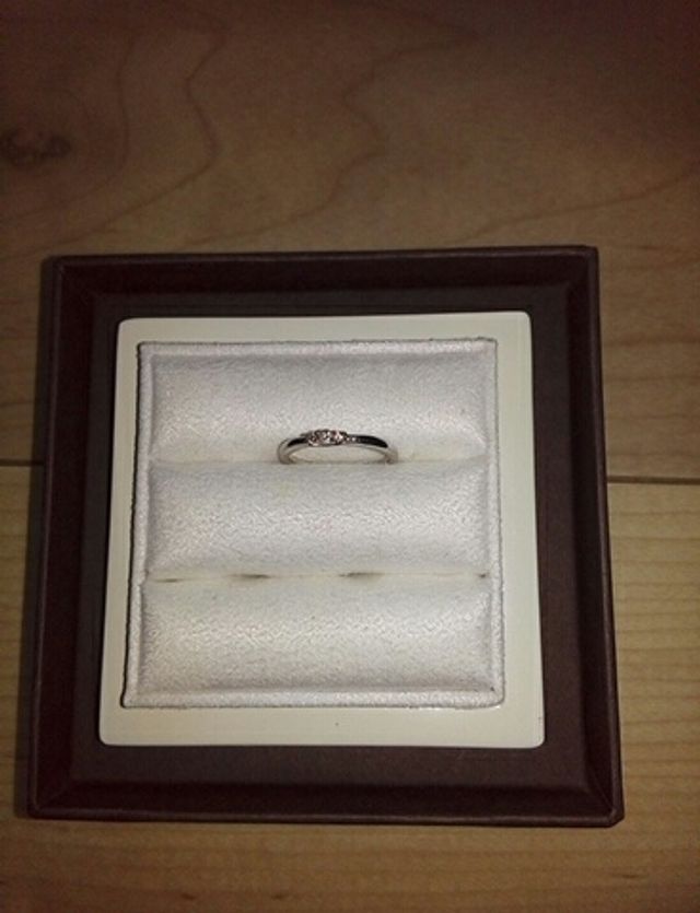 2ミリで中央にダイヤがついています。