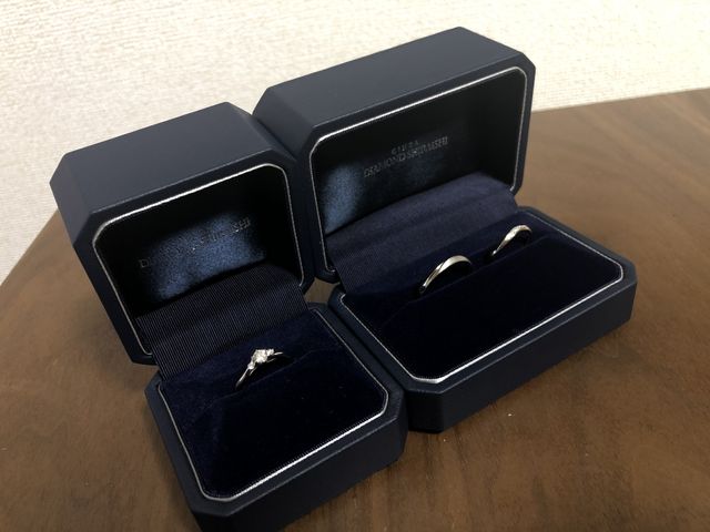 右：結婚指輪
左：婚約指輪です。