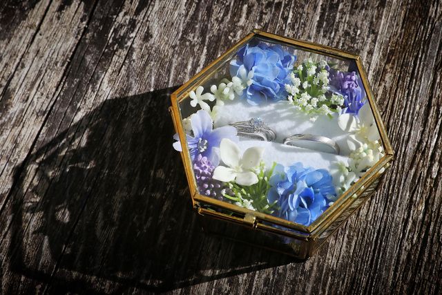 リングピローに入った婚約指輪と結婚指輪です。