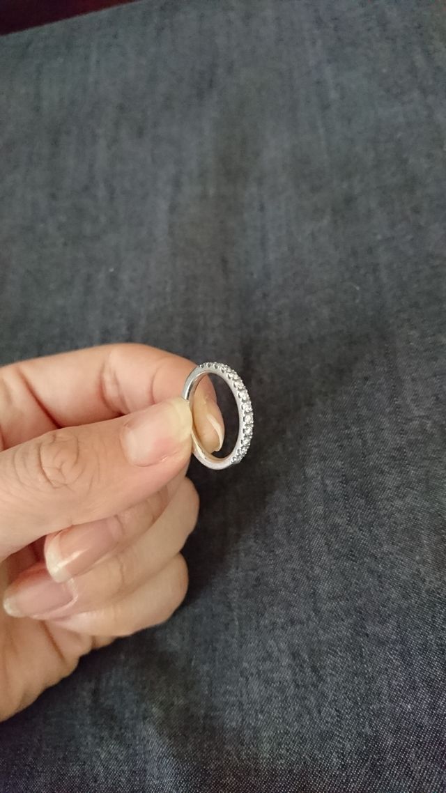 石の留め台は最小限で、ダイヤの輝きが増します。