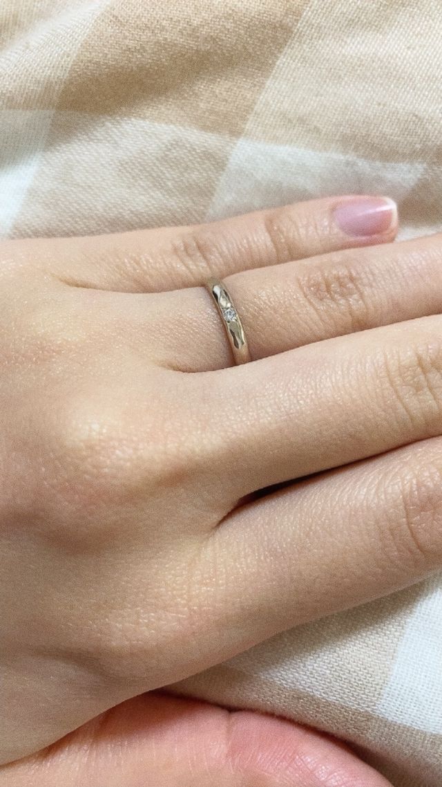 ツヤ面には小さなダイヤを入れました