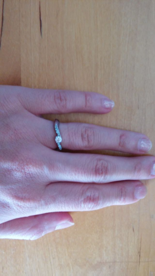 指に装置しているところ