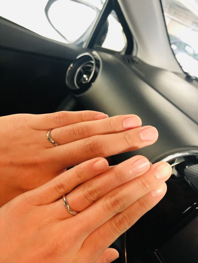 
カーブしているので、指が細く見えるのもお気に入りです！
