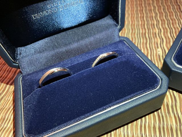 結婚指輪です。男性用にもダイヤポイントが施されています。
