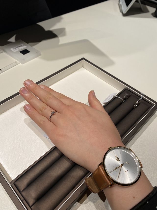 デザインを選ぶ際も色々なタイプの指輪を試着して決めました