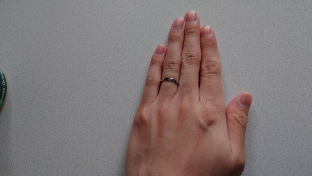 裏石は婚約相手の誕生日石を入れてもらいました。