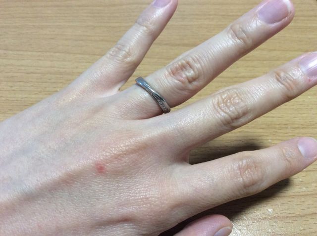 ツヤ消、ツヤ有、ダイヤの３つの部分が捻れたようなデザインです