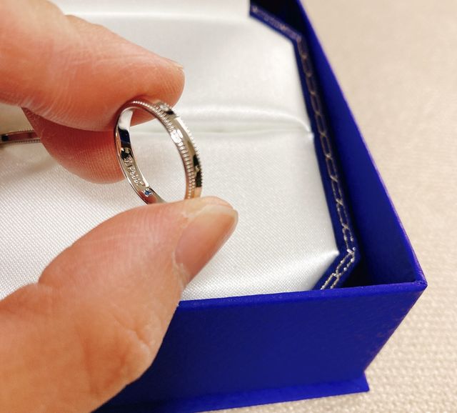 指輪の裏には石や文字などを入れることができます。