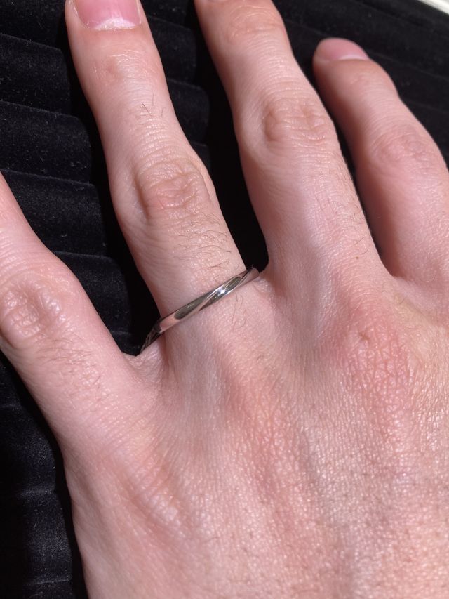 指輪をつけている写真です。