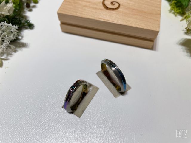 色はそれぞれ好きな色を選びました。石もつけました。