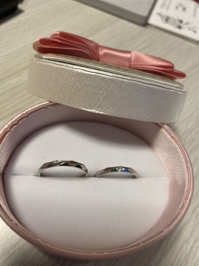 女性の１つのダイヤカットにはダイヤがあります。光って綺麗です