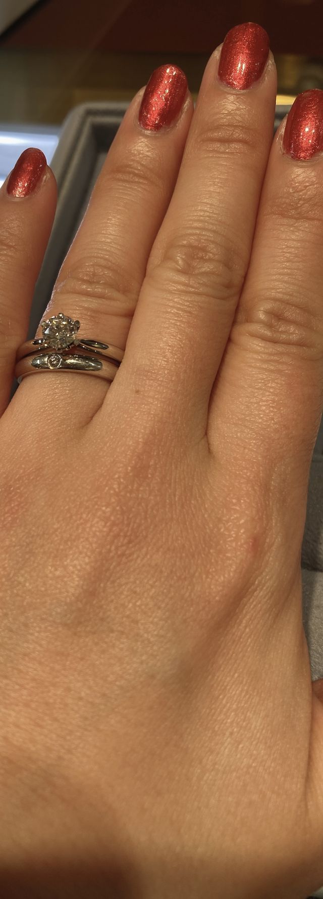 上が婚約指輪試着