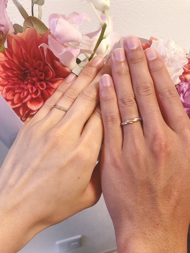 シルバーの本体に
ピンクゴールドとゴールドの
飾りがあります