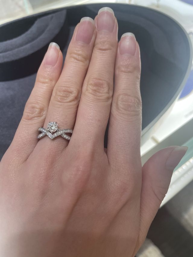 中央には5本爪でセッティングしたラウンドのダイヤモンドが。