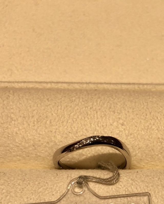 流れ星が空を飛んだイメージなリング