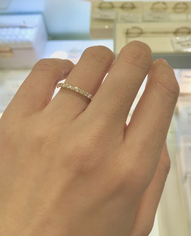 キラキラのエタニティリングです。