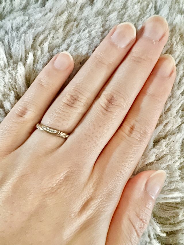 綺麗なピンクゴールドの指輪です。半分ダイヤが入っています