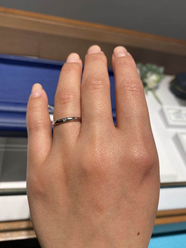 細め、ゆるやかなカーブのデザインです。