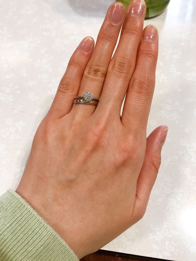 婚約指輪と重ねて撮りました。違うシリーズの物ですが、相性◎