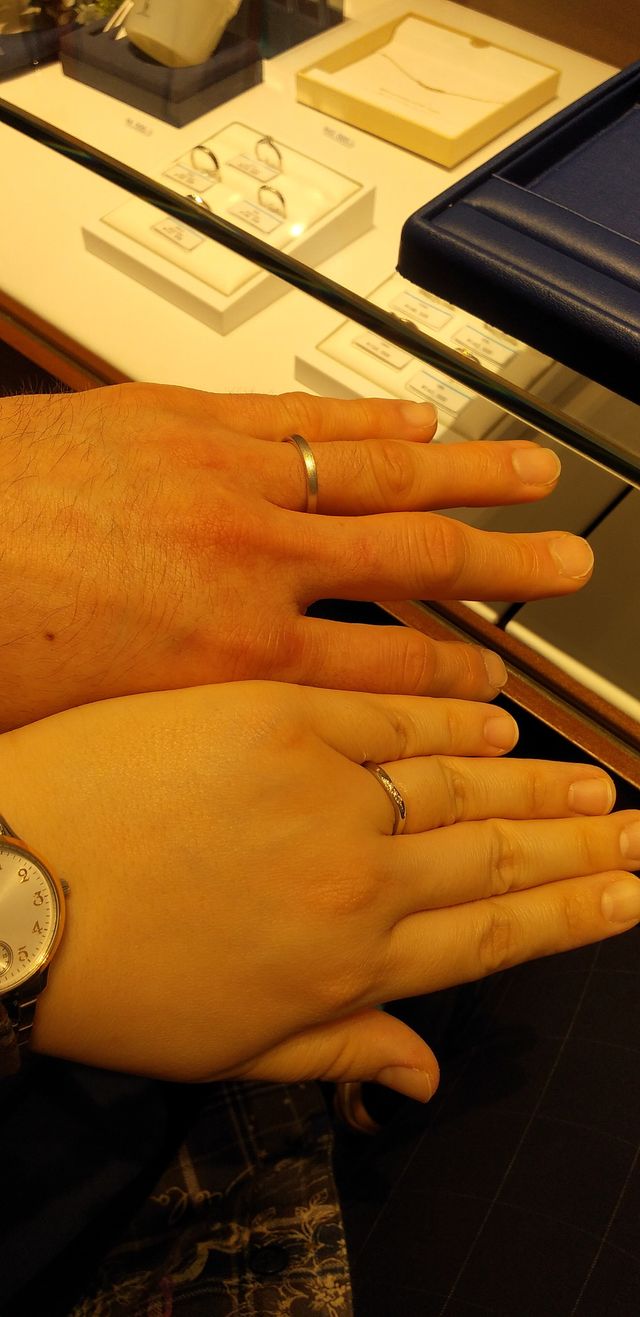 節の太い夫に合うウェーブリングにしました。