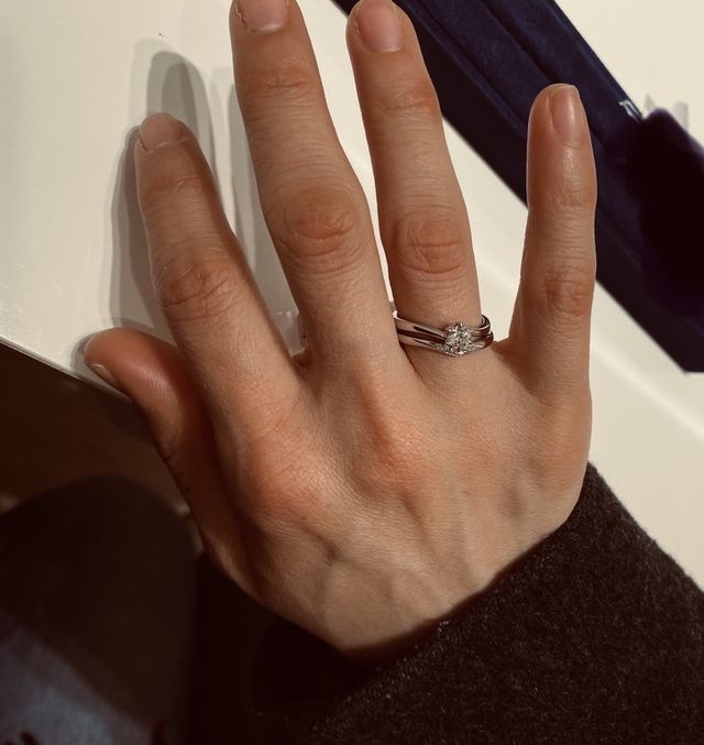 エンゲージリングとマリッジリングの重ね付けです。