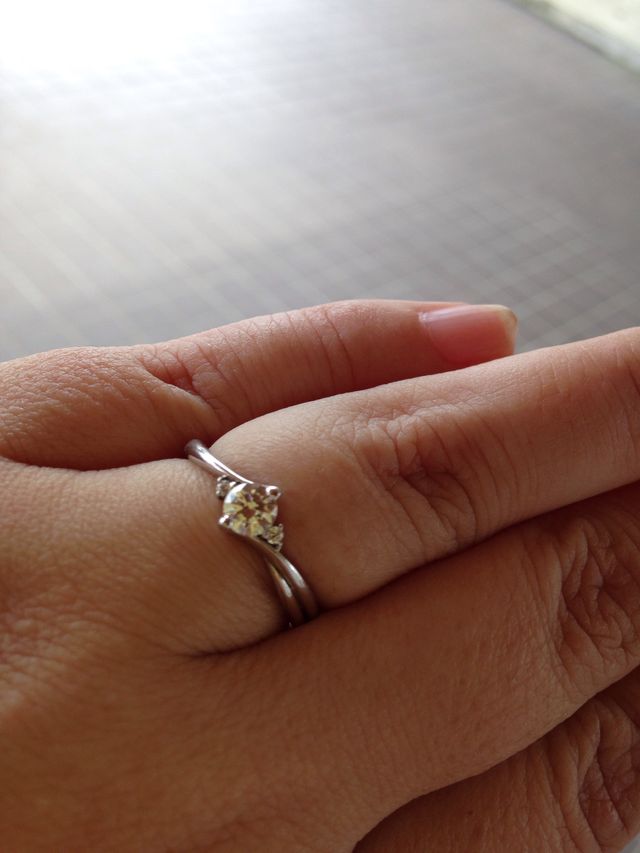 婚約指輪もらいました。ダイヤが綺麗でした！