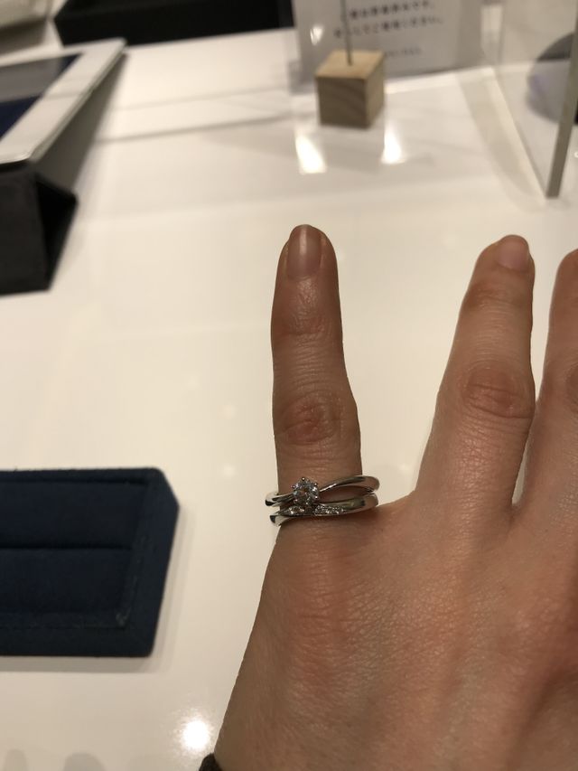 合うサイズがなくて小指で試着しました。
