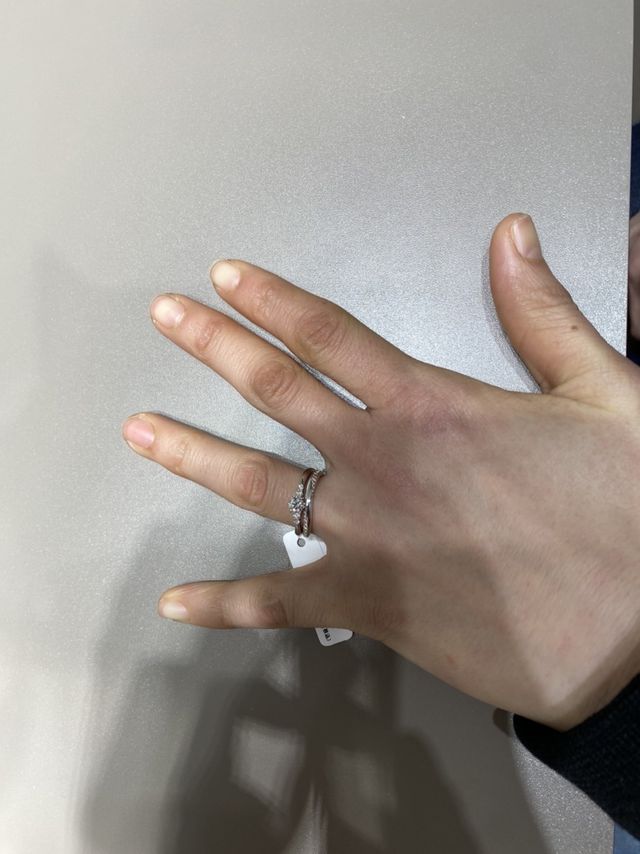 エンゲージリングとマリッジリングの重ねつけです。