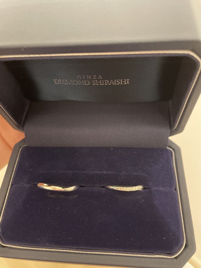 2つともウェーブタイプの結婚指輪です。